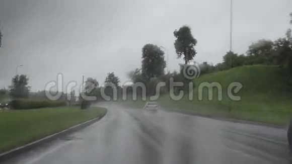 雨落汽车公路视频的预览图