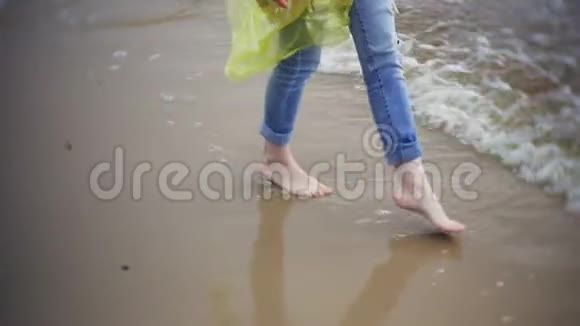 幸福的女人沿着海岸散步在户外旅行生活方式冒险度假一个穿着时髦衣服的女孩视频的预览图