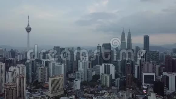 早上从山顶俯瞰吉隆坡天际线视频的预览图