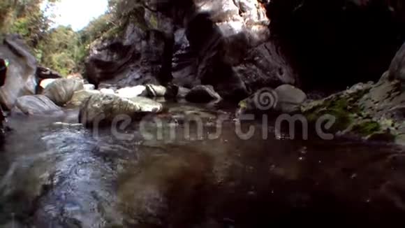 在巨大的光滑石头的背景下Verzasca河的透明水视频的预览图