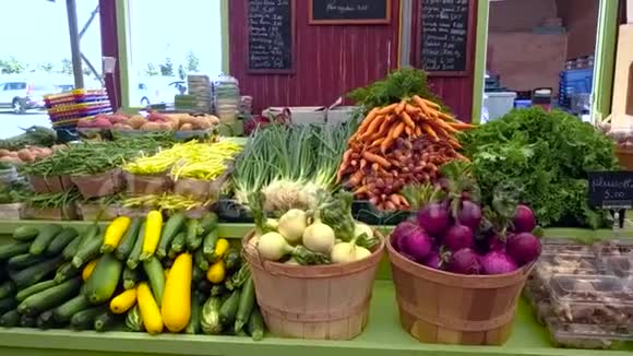 新鲜蔬菜在农贸市场出售视频的预览图