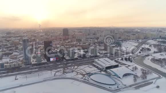 冬季无人驾驶飞机从空中向明斯克市中心发射了雪晴日的住宅建筑视频的预览图