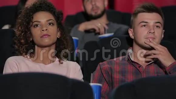 在电影院的一对年轻夫妇视频的预览图