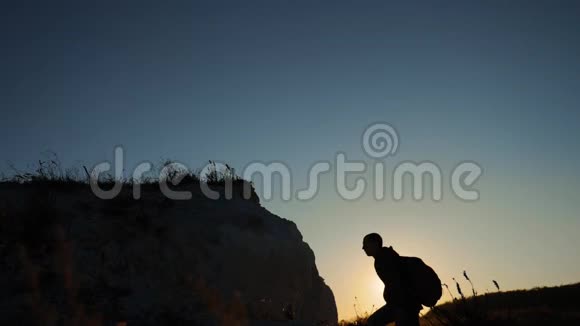 剪影游客登山者攀登一座山步行游客徒步旅行冒险登山者日落爬山慢慢慢慢视频的预览图