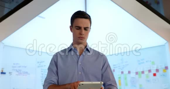 男性高管使用数字平板电脑4k视频的预览图