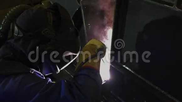 焊工在工作视频的预览图