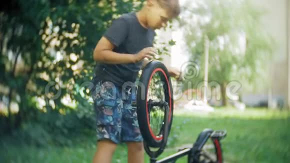 男孩用水和泡沫清洗他的BMX自行车视频的预览图