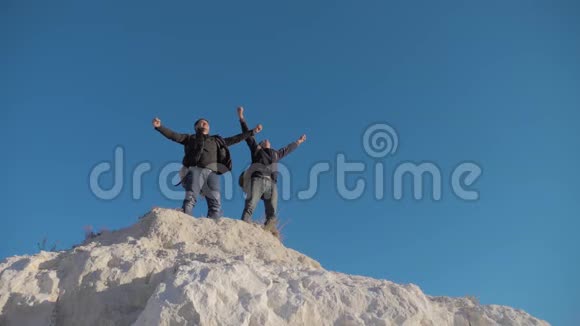 两个男子游客徒步旅行生活方式冒险登山者爬山慢动作视频徒步旅行继续视频的预览图
