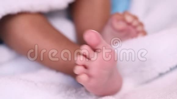 新生婴儿腿部特写视频的预览图