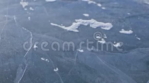 雪在冰面上飞舞雪花在贝加尔湖的冰上飞翔冰非常美丽有独特之处视频的预览图