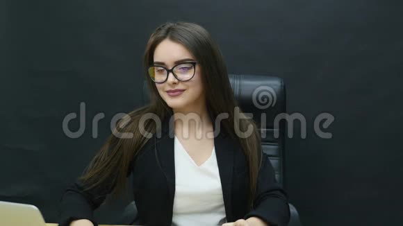 有魅力的商业女性在办公室里用电脑工作视频的预览图