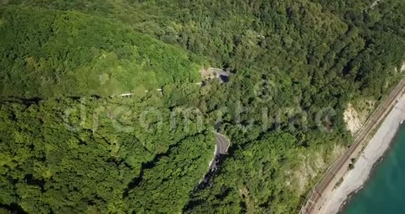 4俄罗斯索契市沿蜿蜒的山路行驶的K型飞机的空中车辆记录视频的预览图