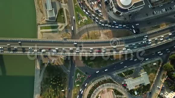 空中无人机飞行视野高速公路繁忙的城市高峰时间严重的交通堵塞公路视频的预览图