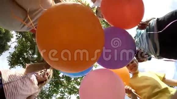 带气球的孩子视频的预览图