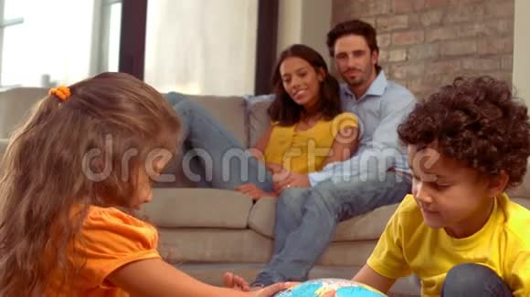 在客厅里微笑的西班牙家庭视频的预览图