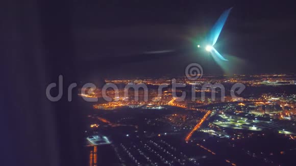 起飞飞机飞行概念飞机晚上在机场跑道起飞飞机着陆观点视频的预览图