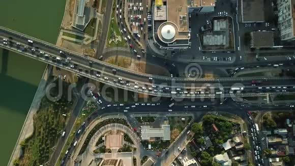 高速公路空中无人机飞行视野繁忙的城市高峰时间交通拥堵的高速公路视频的预览图
