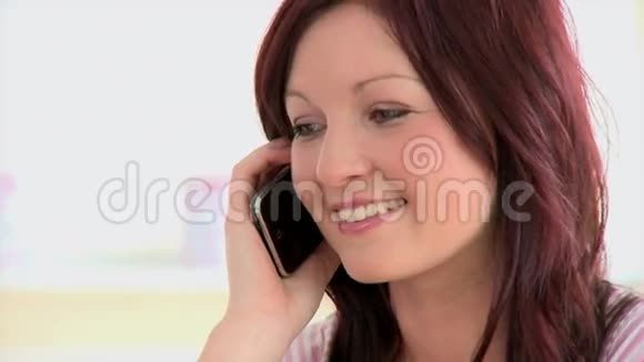 充满活力的白种人女人在电话里交谈视频的预览图