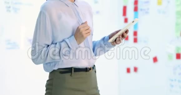 女性高管使用数字平板电脑4k视频的预览图