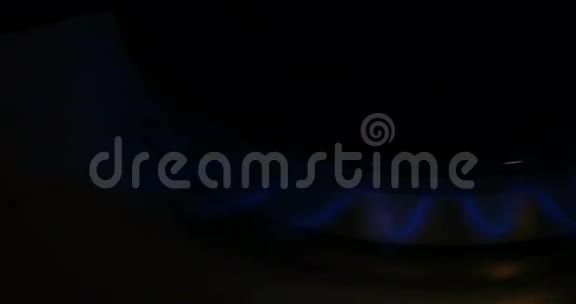 蓝色天然气火焰相机角度视频的预览图