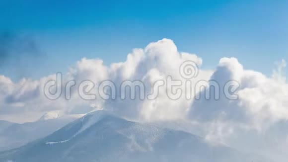 美丽的冬季景观白雪覆盖的树木冬天的山视频的预览图