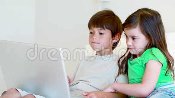 和平的孩子用笔记本电脑视频的预览图