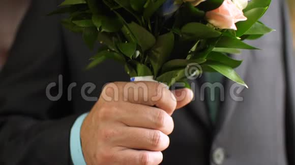男人手里捧着一束美丽的五彩玫瑰视频的预览图