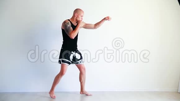 肌肉踢腿或穆伊泰式拳击视频的预览图