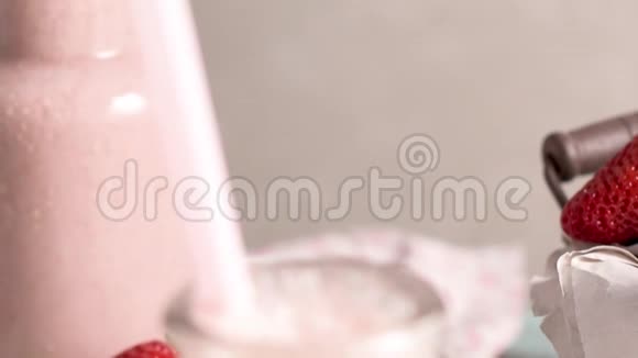 健康的草莓冰沙视频的预览图