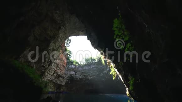 希腊凯法洛尼亚岛的梅利萨尼洞穴视频的预览图
