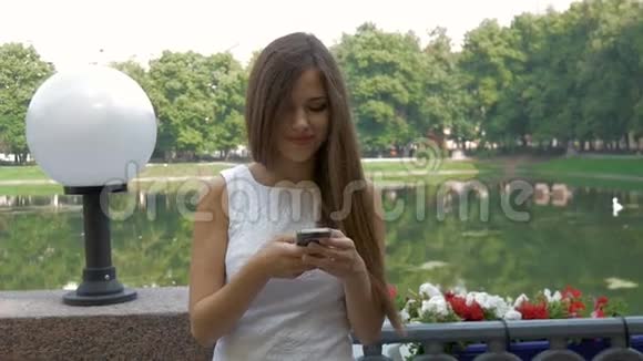 有魅力的女孩在城市里用手机视频的预览图