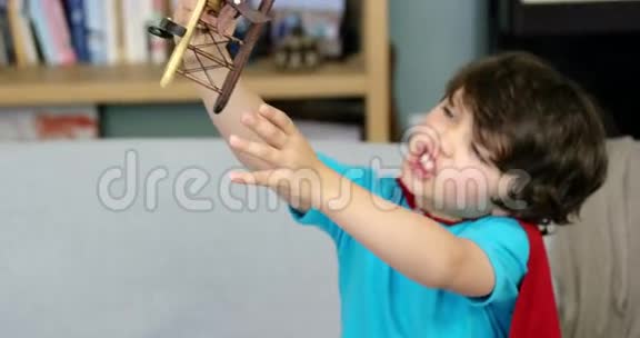 玩玩具飞机的男孩视频的预览图