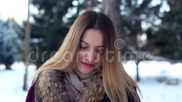 肖像公园里漂亮可爱的冬姑娘视频的预览图