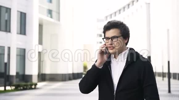一个城市的年轻商人在打电话视频的预览图