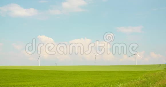 农田上的风车顶天立地视频的预览图