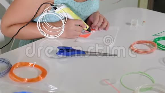 创意女孩使用3D笔打印3D形状视频的预览图