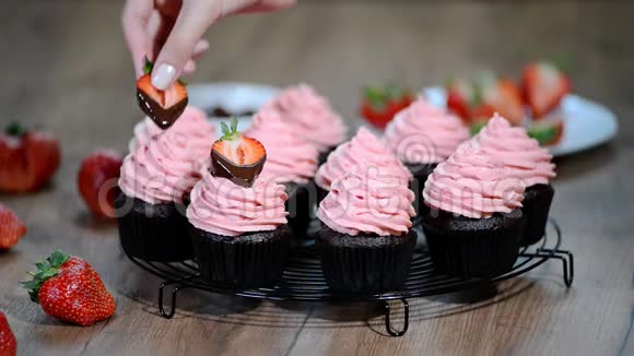 巧克力蛋糕和草莓奶油视频的预览图