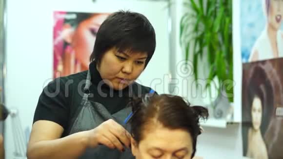 理发师理发店里的女人视频的预览图