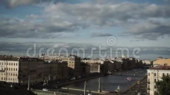 市中心的河流和桥梁视频的预览图