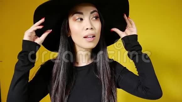 美丽的年轻亚洲女人视频的预览图