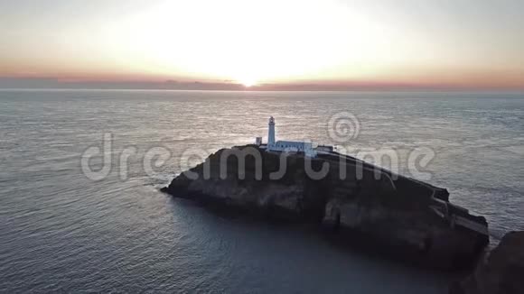日落时带灯塔和悬崖的南斯塔克的鸟瞰图视频的预览图