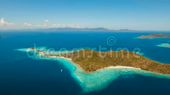 鸟瞰热带泻湖大海沙滩热带岛屿科罗恩巴拉万菲律宾视频的预览图