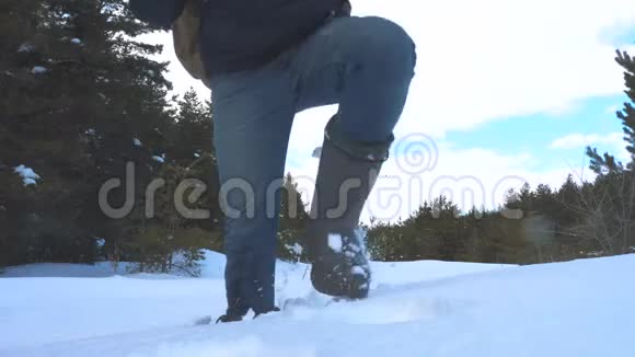 人的脚在深雪中行走慢动作视频一个背包旅行的男人在雪地生活方式森林里散步冬天视频的预览图