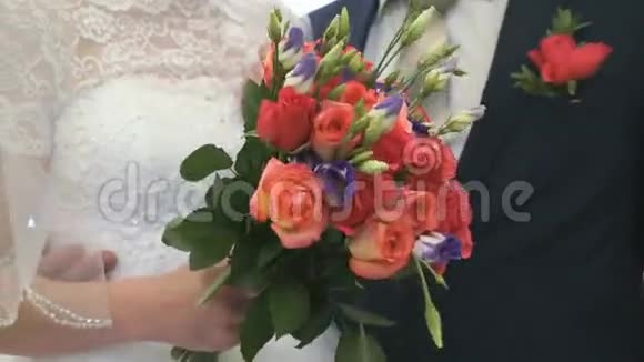 新郎新娘站在婚礼大厅视频的预览图