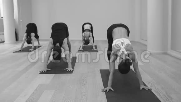 瑜伽课做瑜伽体式的人视频的预览图