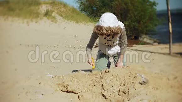 这名妇女从事挖掘沙子骨架和考古工具中的骨头视频的预览图