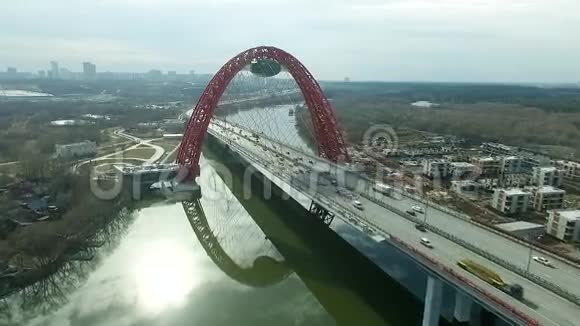 现代斜拉日索比斯尼桥的鸟瞰图视频的预览图