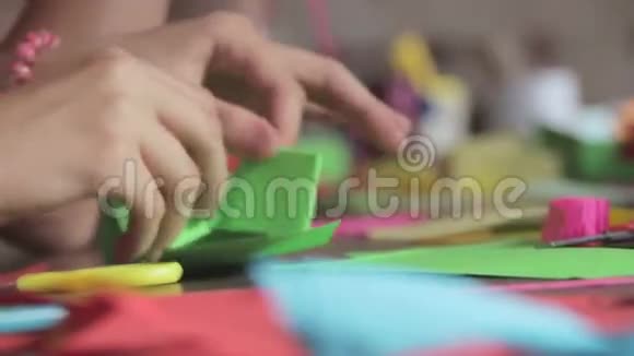 儿童用纸在餐桌上手工制作工艺品视频的预览图