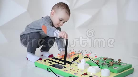 小男孩专心地玩忙碌的棋盘视频的预览图