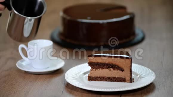 一块巧克力蛋糕和一杯咖啡视频的预览图